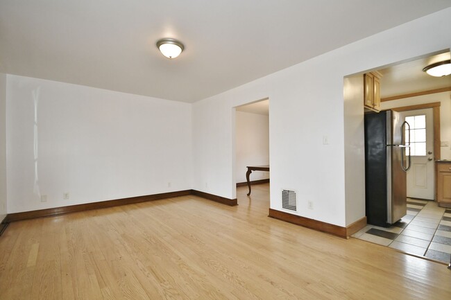 Building Photo - Charming 2-Bedroom Townhouse for Rent in C...