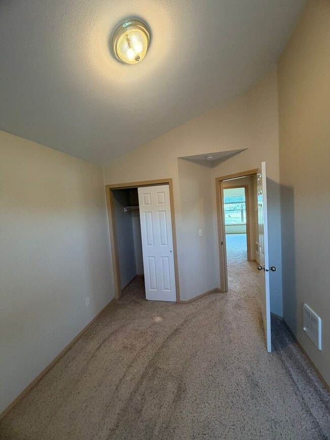 Building Photo - Charming 2-Story Townhome with Vaulted Ceilings