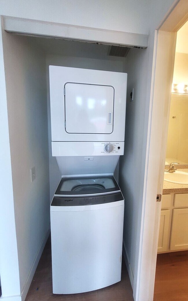 Building Photo - NEWLY Renovated Spacious 1 bedroom unit wi...