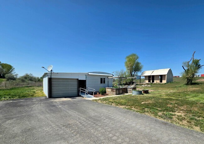 Building Photo - 3 Bed, 2 Bath Country-Home on 5 Acres
