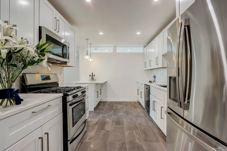 Open, large kitchen - 240 M St SW