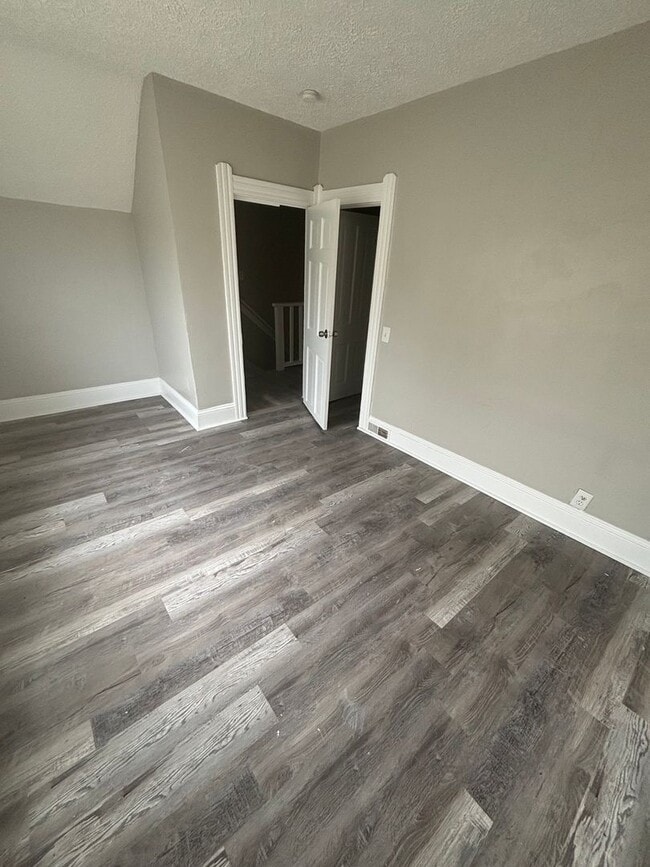 Building Photo - Section 8 Accepted - Spacious 4br/2ba Home