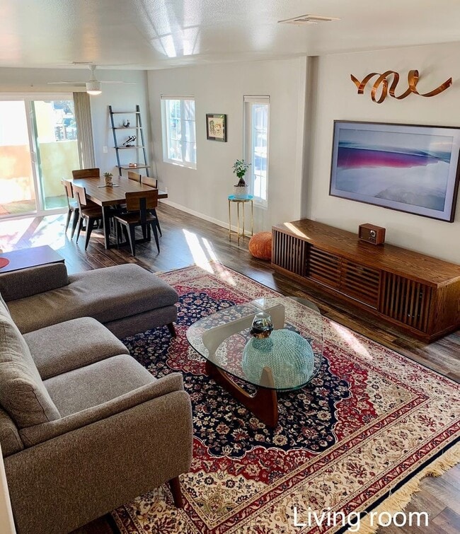 Building Photo - 3 bed updated OB townhome, near beach