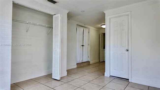 Building Photo - 1021 N Victoria Park Rd