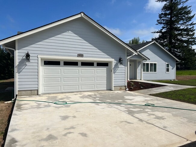 Building Photo - Country quiet, brand new house