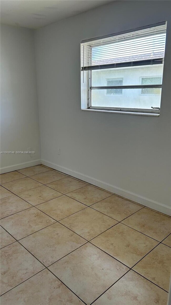 Building Photo - 2121 NE 168th St