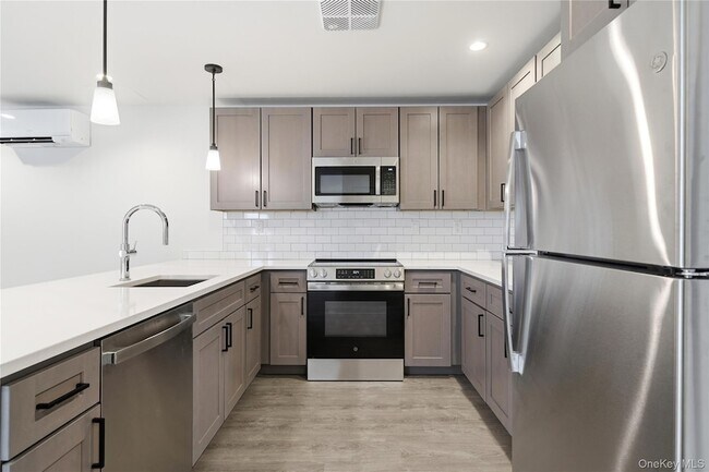 Building Photo - 180 Deer Park Ave