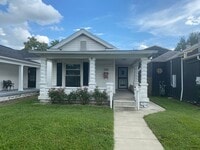 Building Photo - 3 bed 2 bath Campus Rental