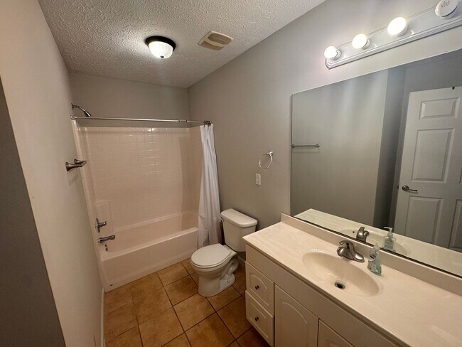 Building Photo - 100-132 Williams Rd