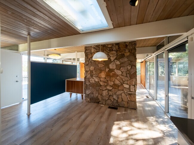 Building Photo - 1404 Oak Grove Dr