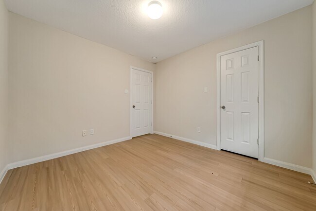 Building Photo - 12810 Lakeshore Dr