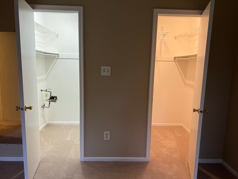 Main BR Walk-In Closets - 2605 Thistledown Ct