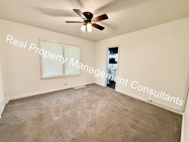 Building Photo - 2 Bedroom Classic Ranch