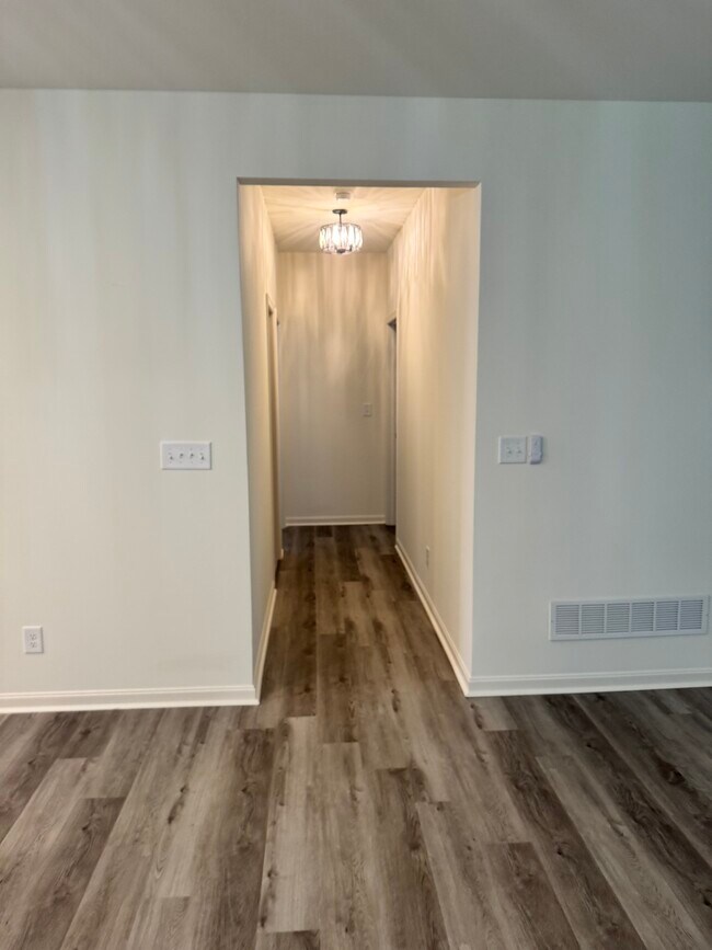 Building Photo - 145 Leander Dr