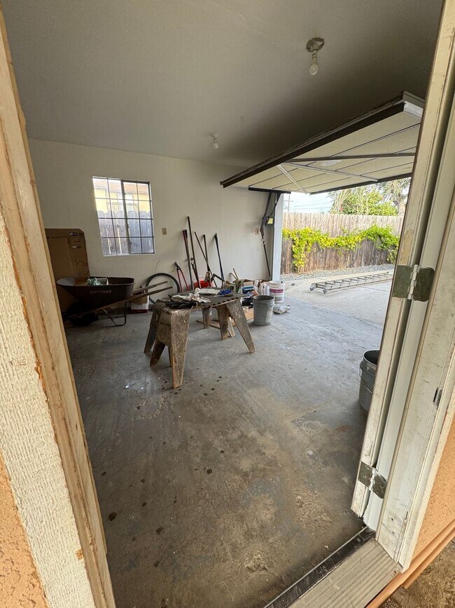 Building Photo - 5 Bedroom, 3.5 Bath, Beautiful 1,856 SQ FT...