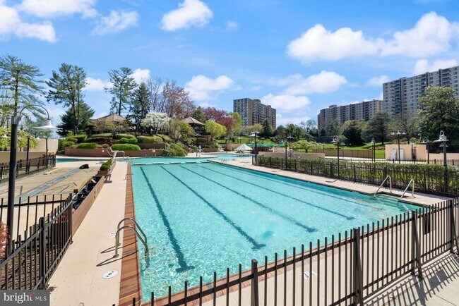 Building Photo - 203 Yoakum Pkwy