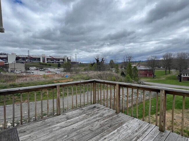 Building Photo - 3 bedroom fully furnished apt