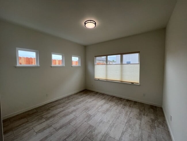 Building Photo - NEWER 3/2 Construction in Eureka! Beautiful homes