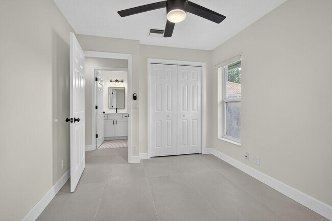 Building Photo - 1135 Staghorn St