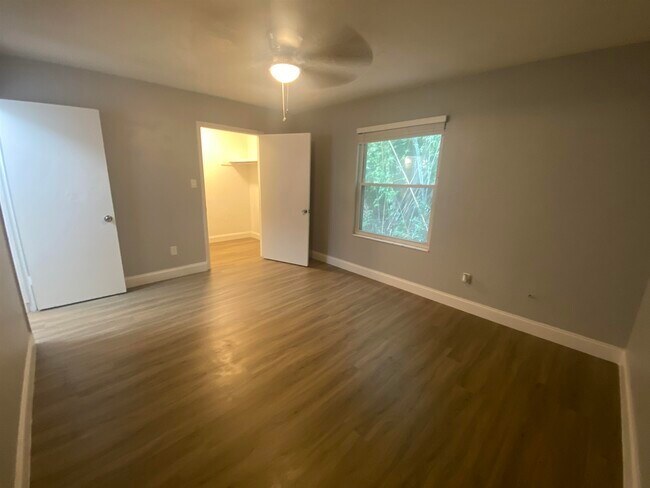 Building Photo - 1530 Live Oak Dr