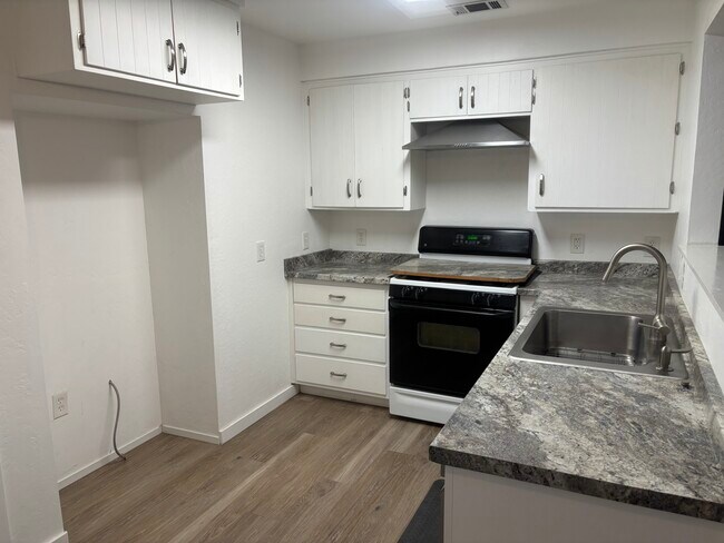 Kitchen - 1168 West Cir