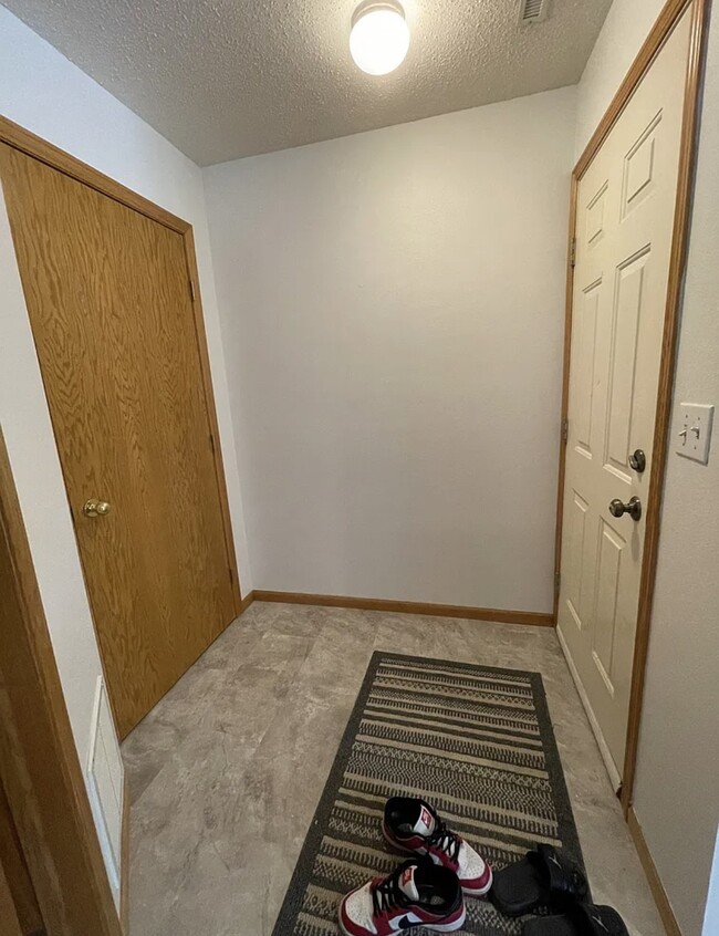 Building Photo - 2706 Wheatland Dr S