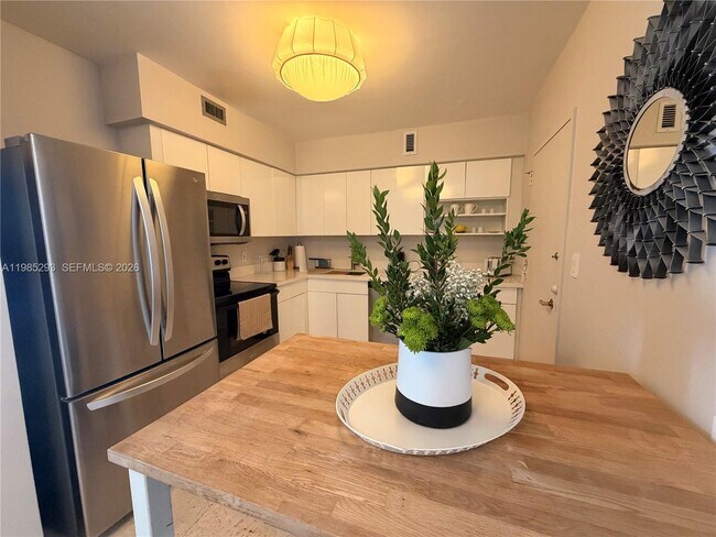 Building Photo - 5700 Collins Ave