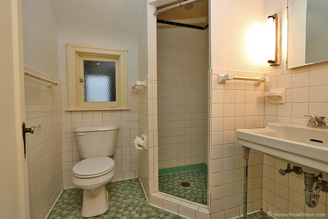 Building Photo - Three Story House Close to SEMO - June 2026- May 2027 Lease