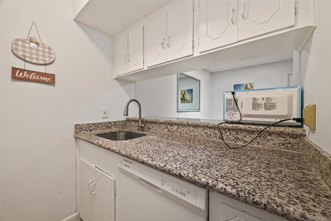 Building Photo - 2201 Fountain View Dr