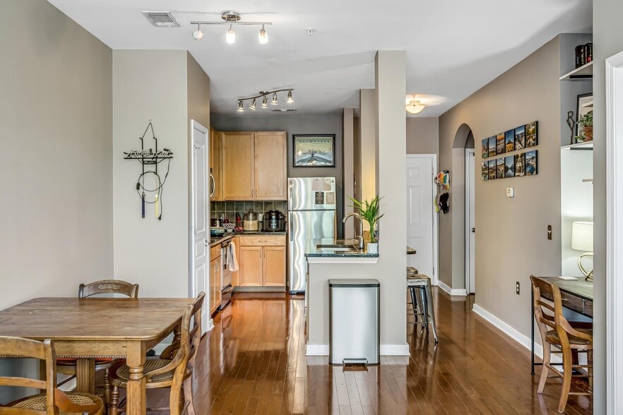 Building Photo - 3000 Vanderbilt Pl