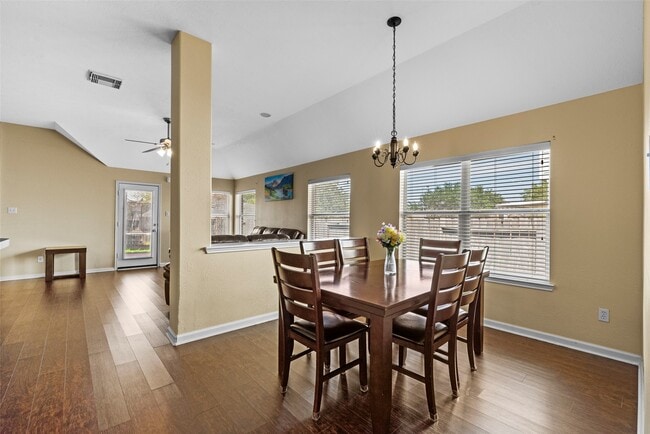 Building Photo - 511 Plantain Ln