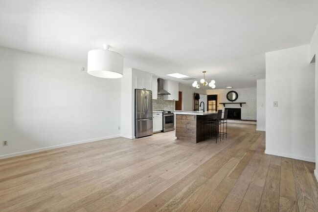 Building Photo - Totally remodeled home in prime Tempe Loca...