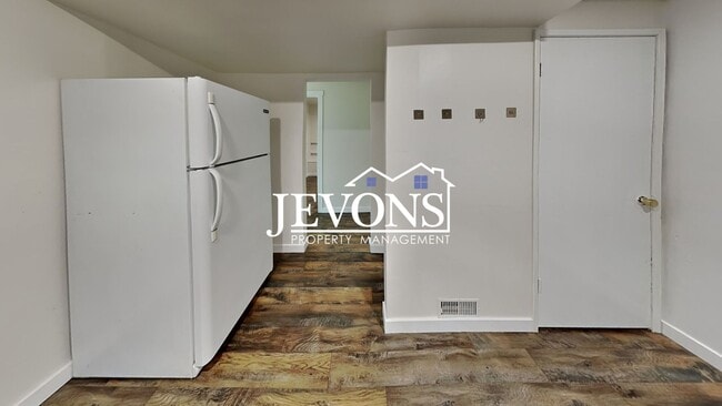 Building Photo - $1,000 Rent Credit if move-in occurs befor...