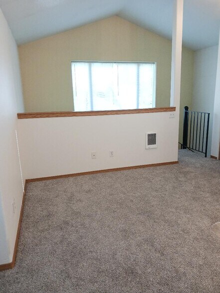 3rd floor loft - 6205 SE 92nd Ave
