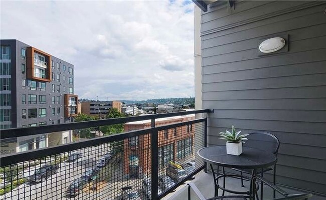Building Photo - Beautiful Condo in the Heart of Ballard!
