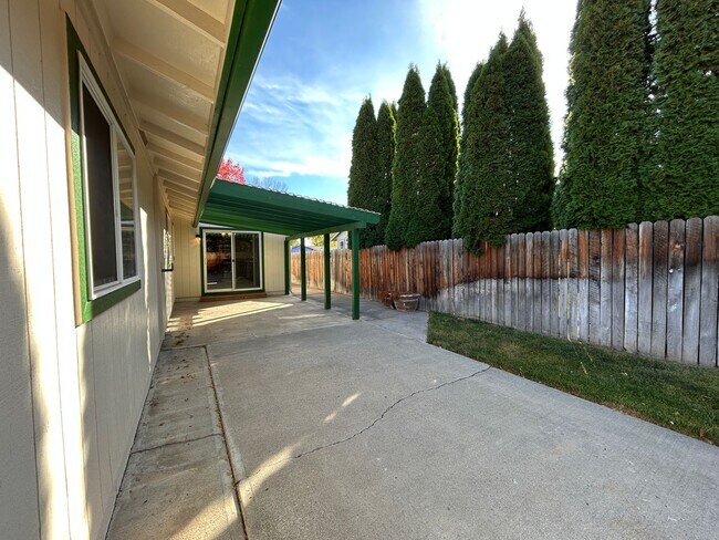 Building Photo - 4 Bedroom / 2 Bathroom Home in SW Redmond