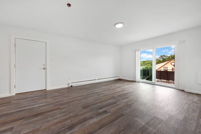 Interior Photo - 1045 River