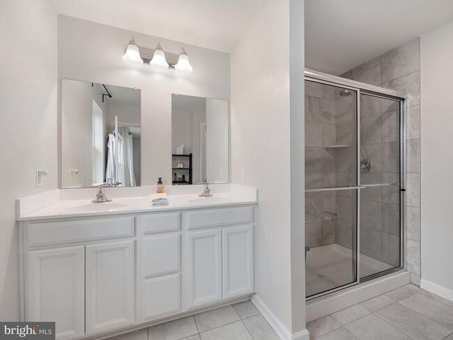 Building Photo - 131 Edgewater Ct