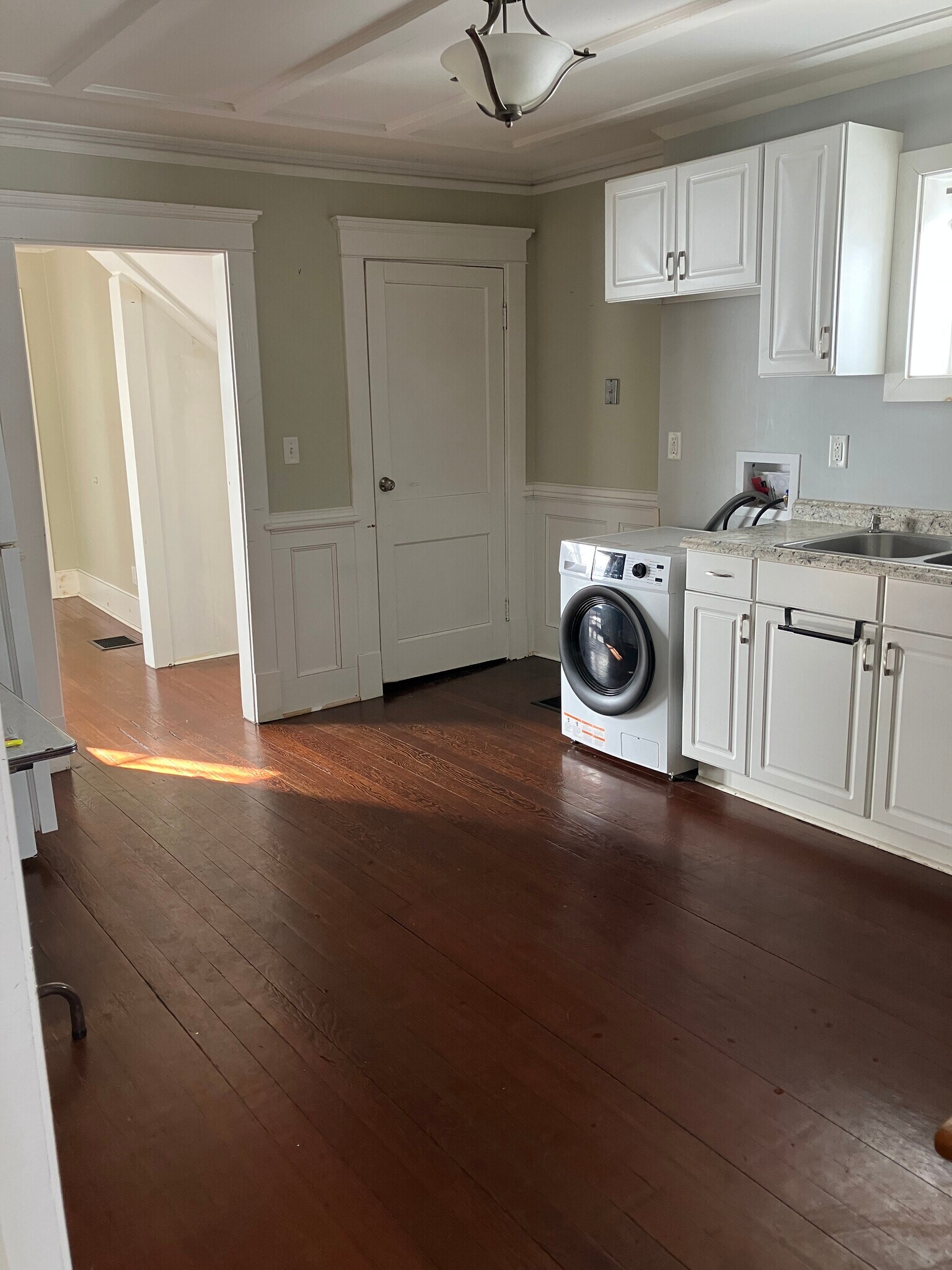 Large kitchen with washer drier, plenty of storage - 5 Pine St