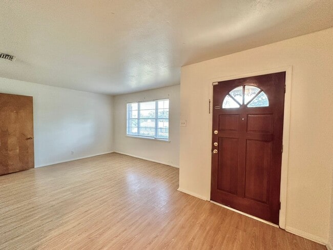 Building Photo - Discover this 3/2 home located in Mid-town...