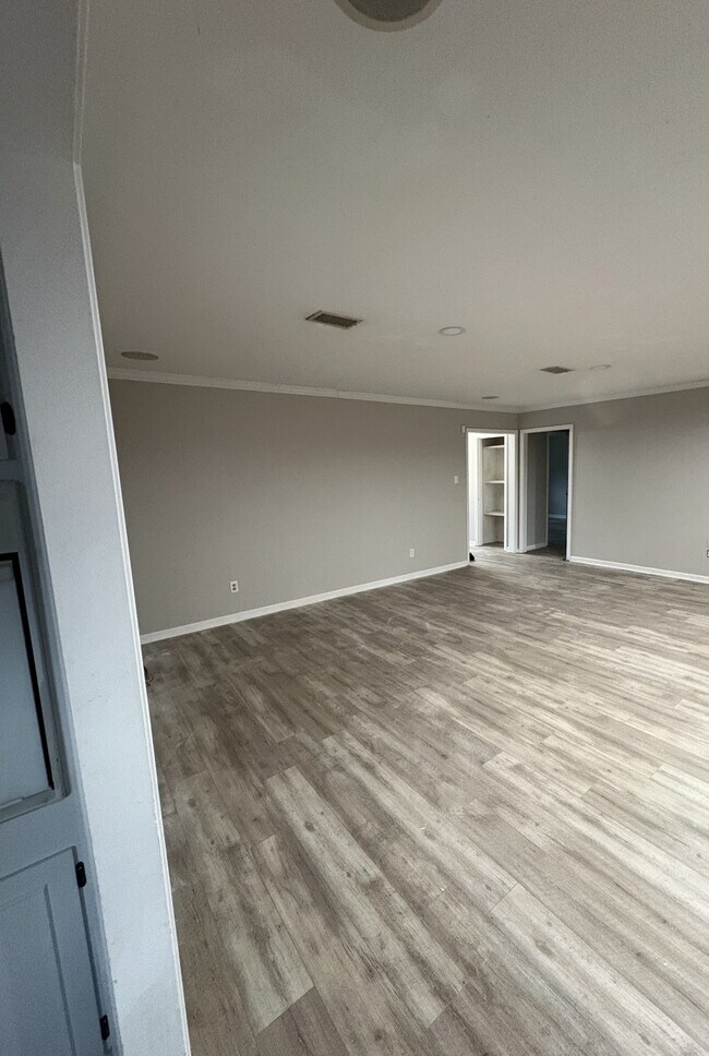 Building Photo - 11701 Southridge Dr