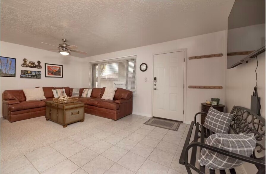 Building Photo - 1845 W Canyon View Dr