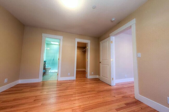 Building Photo - Beautiful 2 Bed 2 Bath Duplex with A/C