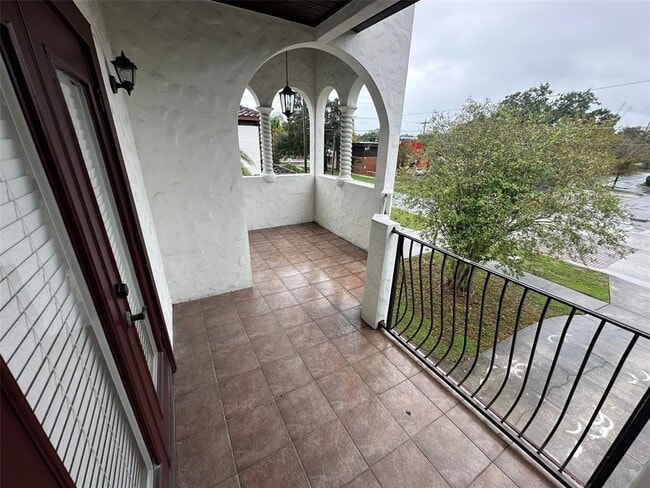 Building Photo - 116 E Esther St