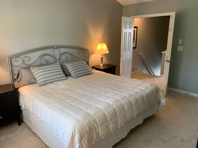 Master with Walk in Closet and Bathroom with Shower/Garden Tub Combo - 2164 Persimmon Ridge Dr