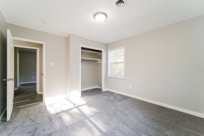 Building Photo - 522 Beaverbrook Dr