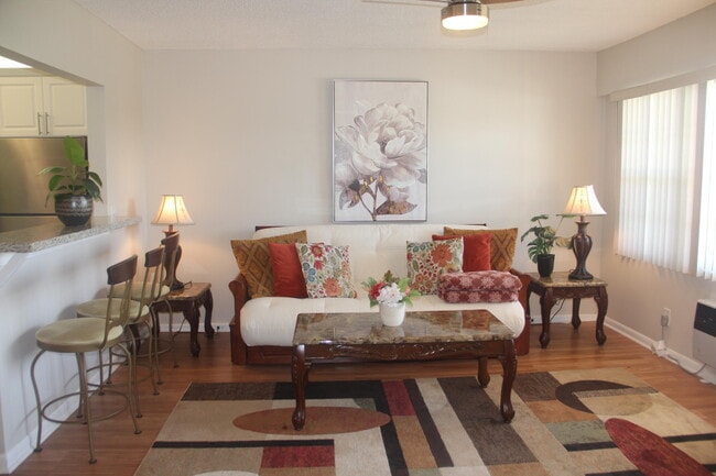 Building Photo - 454 Fanshaw K