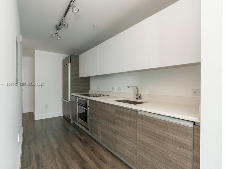 Building Photo - 1100 S Miami Ave