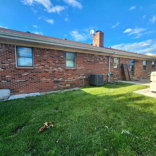 Building Photo - 636 Longview Rd
