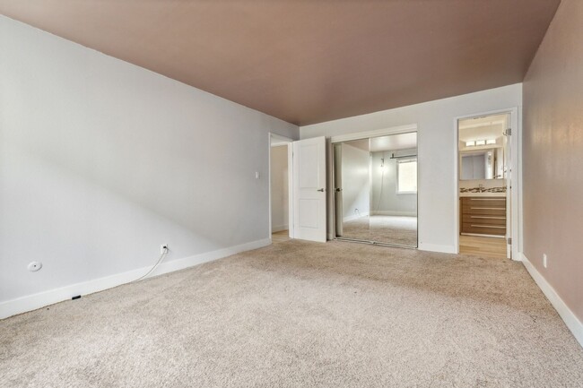 Building Photo - Charming 2BR Condo in Denver